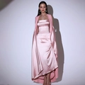 Elegante roze satijnen avondjurk met bijpassende sjaal en subtiele lovertjesdetails - S / Roze