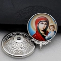 Vue macro des deux côtés d'un pendentif orthodoxe en argent avec icône de la Vierge à l'Enfant - Argent-1 (Vierge Marie et l'Enfant)