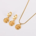 Dettaglio del set collana e orecchini in acciaio dorato con ciondoli a rilievo a rosa - Oro