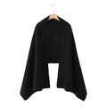 Bufanda de punto negro liso con textura vertical en una percha de madera - Negro