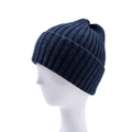 Nahaufnahme der dunkelblauen Strickmütze mit breitem Rollrand für Winterwärme - Einheitsgröße (54-60cm) / Marineblau
