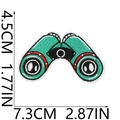 Dettaglio della toppa ricamata a binocolo con dimensioni 7,3 cm x 4,5 cm e ricami fini - Stile Binocolo