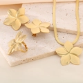 Parure de bijoux dorée avec fleurs à cinq pétales comprenant collier, bague et boucles - Style Fleur à Cinq Pétales Texture Radiale (KS220656-LX)