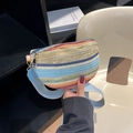 Handgefertigte Stroh-Gürteltasche mit bunten Streifen und breitem hellblauem Schultergurt - Blau