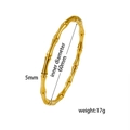 Detail eines 18K vergoldeten Bambusarmreifs mit 60mm Innendurchmesser und 5mm Breite - Goldener Bambusgelenk-Armreif