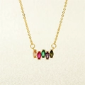 Primer plano detallado de cinco piedras marquesas coloridas en collar dorado - 5 Circonia (NE1618)