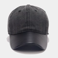 Detalle de gorra gris oscuro con visera de cuero negro y textura de tela en contraste - Ajustable / Negro