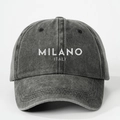 Dettaglio della stampa MILANO ITALY bianca su cappellino da baseball grigio lavato - Taglia unica / Nero