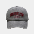 Detail der roten BROOKLYN 1947 3D-Stickerei auf gewaschener grauer Baumwollkappe - Verstellbar / Grau