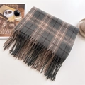 Détail de l'écharpe à carreaux doux avec franges, motif classique gris et marron élégant - 208x66cm / Gris