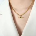 Goldene Kordelkette mit einem minimalistischen Anhänger aus grünem Smaragdschliff - Gold Grünes Glas