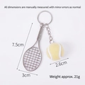 Mini tennisracket sleutelhanger met gele vilten bal en zilveren legering details - 2.6cm Groot / Zilver Racket + 2.6cm Lichtgele Bal