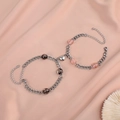 Pulseras para parejas con imanes de corazón y cuentas sobre fondo de seda rosa suave - Negro y Rosa (Par)