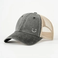 Dettaglio cappellino vintage con ricamo smiley e rete traspirante posteriore - Regolabile / Nero