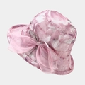 Dettaglio del cappello a fiori con fiocco in organza viola e ricami delicati - Taglia unica / Rosa