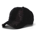 Détails de la texture déchirée et de l'effet vieilli sur une casquette en jean noire - Noir