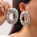 Orecchini a cerchio in argento con trama lavica e forma irregolare sul modello - Stile Tondo Irregolare Plissettato Grande Argento (11838)