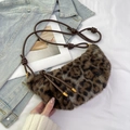 Plüsch-Schultertasche mit Leopardenmuster, braunem Lederriemen und Knotendetail - Braun