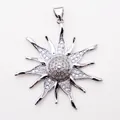 Détail macro du pendentif soleil avec zircons micro-pave et placage en or 18K - W5340-Plaqué Platine