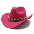 Detalle del sombrero fedora rosa con banda tejida étnica y conchas blancas - M (56-58cm) / Rosa Rojo