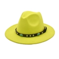 Détail du chapeau fedora en feutre jaune avec ruban en cuir orné de turquoise et de clous - Jaune Néon