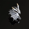 Anillo de dragón vintage en plata S925 con cuernos y alas doradas sobre fondo negro - Estilo de Cabeza de Dragón Con Alas Extendidas (J3698)