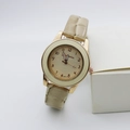 Detailansicht der Roségold-Modeuhr mit Zifferblatt und beigem Krokodillederarmband - Gelb