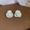 Élégantes boucles d'oreilles roses blanc crème avec finition nacrée pour femmes - Boucles d'oreilles puces roses en résine blanc lait