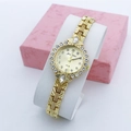 Détail macro de la montre quartz dorée Juxiushou 7729 avec lunette en strass sur support - Or