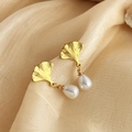 Elegante goldene Ginkgoblatt-Ohrstecker mit weißen Tropfenperlen für Damen - Gold - Ginkgo Blatt mit weißer Perle