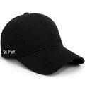 Klassieke zwarte baseballpet met wit Grl Pwr borduursel op een schone witte achtergrond - Verstelbaar / Zwart