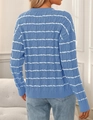 Dettaglio della trama del cardigan a trecce a righe bianche e azzurre con vista posteriore - S / Blu