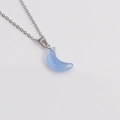 Collier élégant en chaîne argentée avec un pendentif lune en cristal bleu givré - Rose bonbon