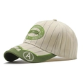 Nahaufnahme der Austria-Stickerei und Streifentextur auf der beigen Baseballkappe - 56-60cm / Beige