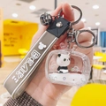 Detalle de llavero de panda líquido con correa de silicona gris y campana de metal - Líquido Blanco Con Panda