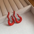 Détail de boucles d'oreilles rouges en forme de flamme sur boîte à bijoux en velours - Rouge (Tige en Argent Sterling S925)
