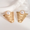 Detalle de pendientes triangulares de metal martillado dorado con perlas grandes - Dorado con perla blanca (pin de plata 925)