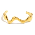 Brazalete ondulado de acero inoxidable chapado en oro de 18K con acabado brillante - Dorado