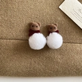 Dettaglio di orecchini a forma di orso con morbide palline di peluche e sciarpe rosse - Stile Orsetto Pompon Marrone e Bianco