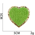Detail van 5x5cm groene chenille hartpatch met gouden lovertjes en 2g totaalgewicht - Groen Hart (Nr. 5)