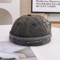 Dettaglio del berretto docker in denim lavato con toppa a stella e etichetta tessuta sul bordo - M (56-58cm) / Stile Lavato Grigio Antracite (FJ Distressed Stella Berretto Docker) / Nero e Grigio