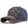 Blaue gewaschene Baseballkappe mit BLACK-Stickerei und braunem Schirm im Vintage-Stil - Marineblau mit brauner Krempe