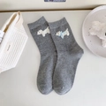 Graue Baumwollsocken mit weißer Welpen-Stickerei und einer hellblauen Schleife als Detail - Einheitsgröße / Grau