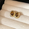 Boucles d'oreilles ovales dorées en résine ambrée sur doublure en tissu beige - Café Ovale