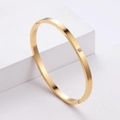 Brazalete minimalista de acero de titanio dorado cepillado con un solo diamante - Dorado