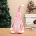 Gnomo de Navidad de peluche rosa tejido con lunares blancos sobre mesa de madera - Rosa