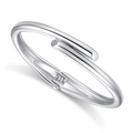 Bracciale rigido a bypass minimalista color argento con cerniera a molla lucida - Argento