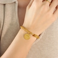 Bracciale a sfere dorate con medaglietta incisa e anello con pietra preziosa verde - Bracciale Elastico / Oro