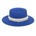 Détail d'un chapeau de paille bleu marine avec perles élégantes sur un ruban blanc satiné - M (56-58cm) / Bleu royal