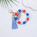 Detalle de llavero de cuentas de silicona con borlas azules y colgante dorado de Mama - Dije Mama/Cuentas de Letras MAMA / Azul